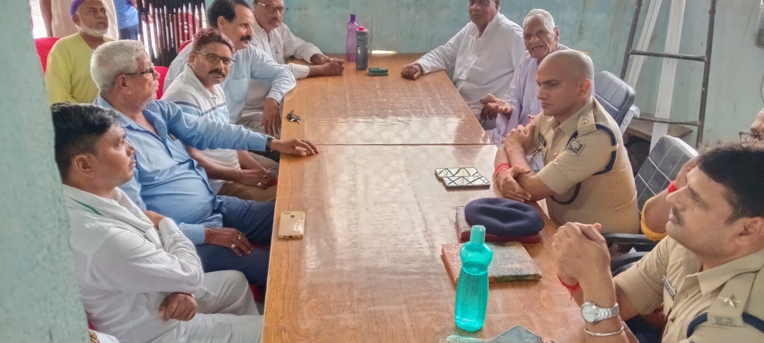 दो गुटों में बढ़ा तनाव, प्रशासन ने संभाला मोर्चा