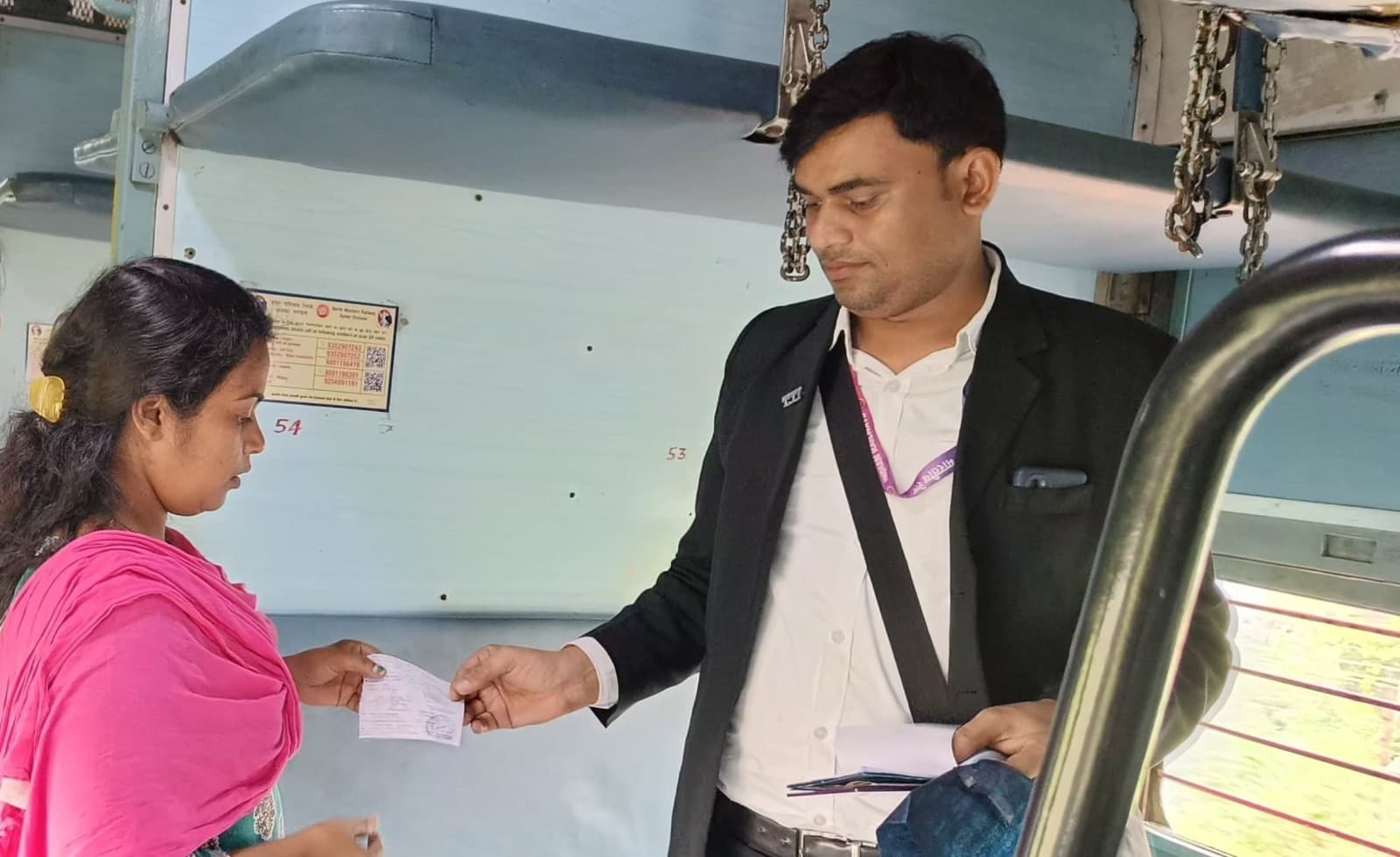 टिकट चेकिंग : 242 यात्री पकड़े गये, ₹96,450 जुर्माना वसूला