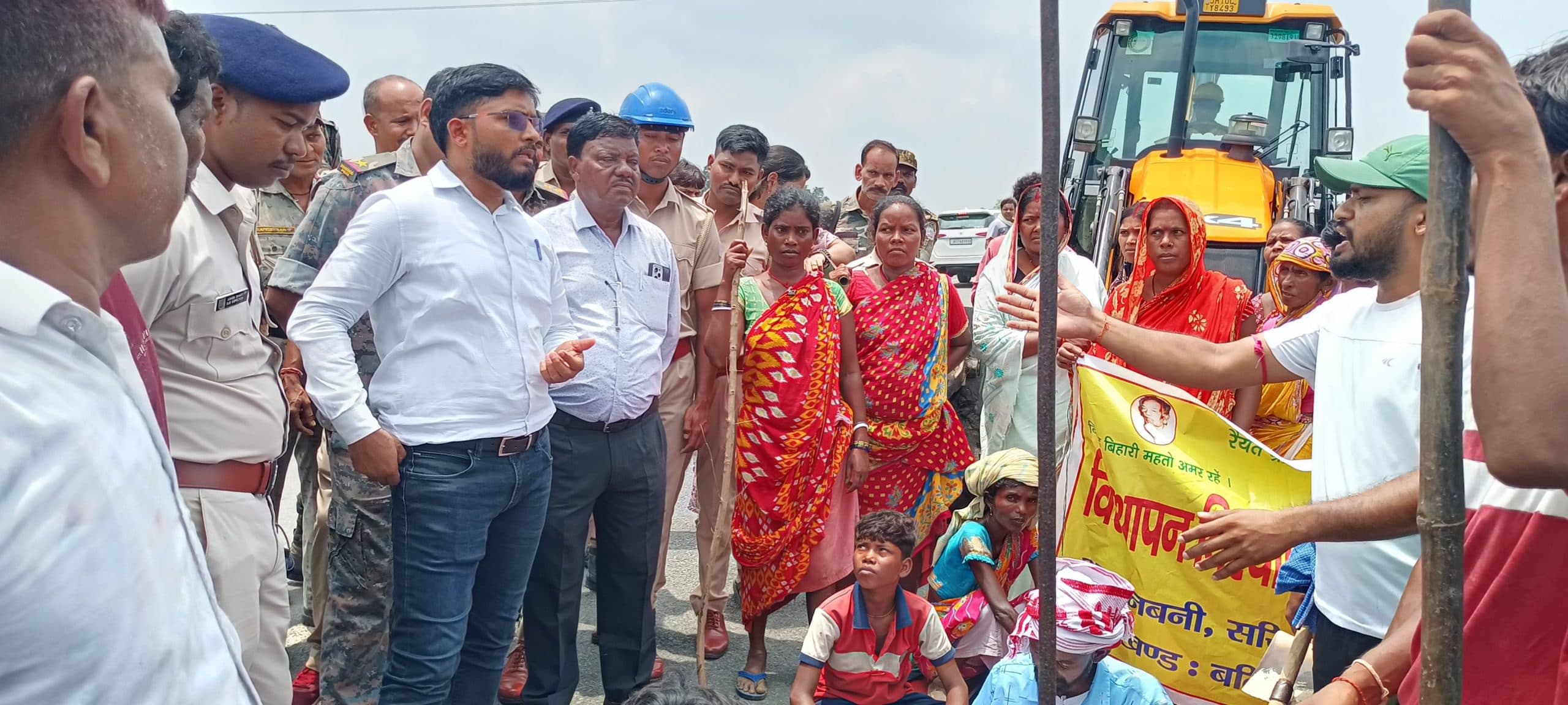 Dhanbad News : अधिग्रहीत जमीन कब्जा करने गये सेल अधिकारियों का विरोध, नोकझोंक