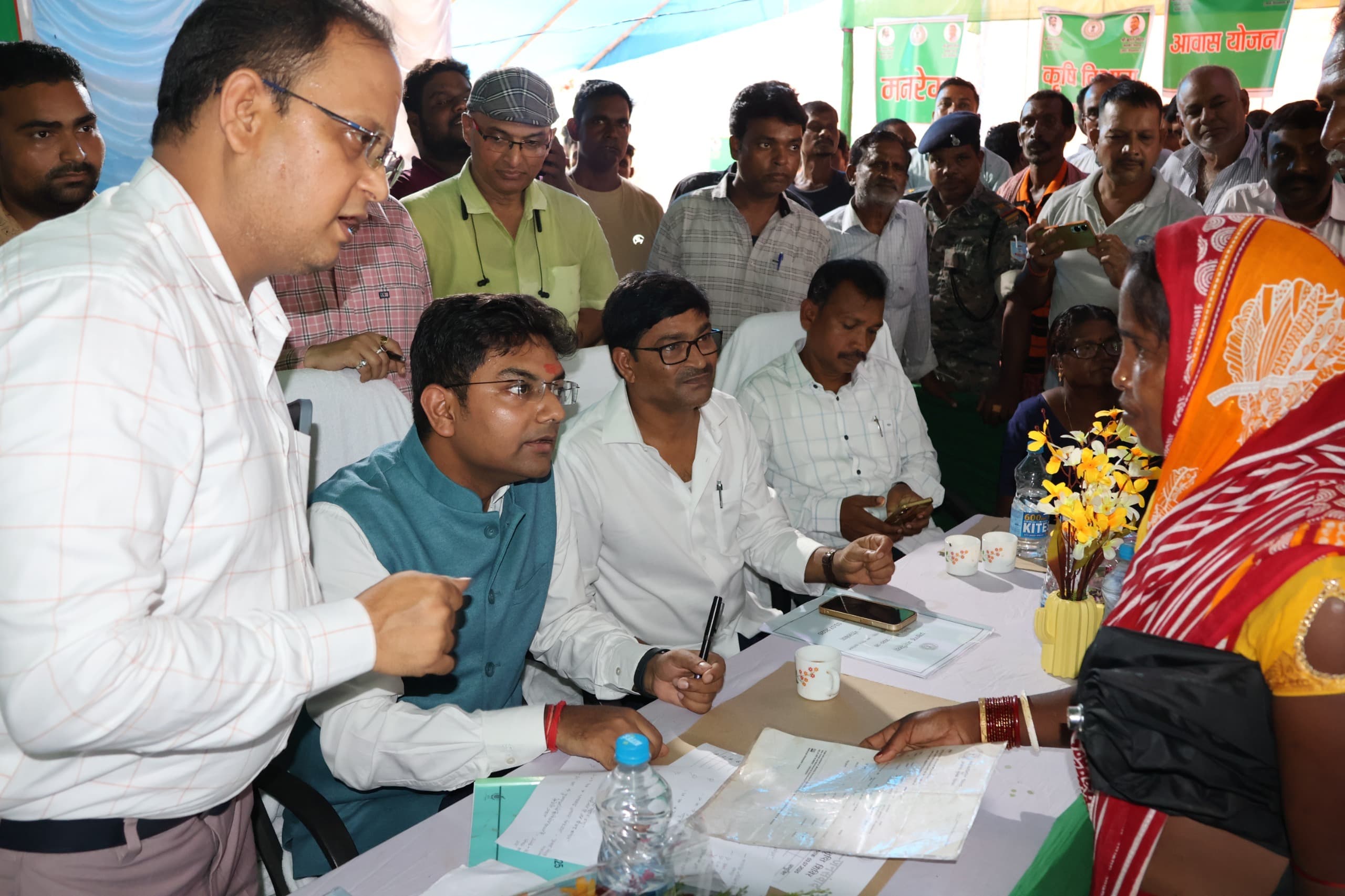 गाेलबंधा में सखी मंडल की दीदियों को मिले 37 लाख के चेक