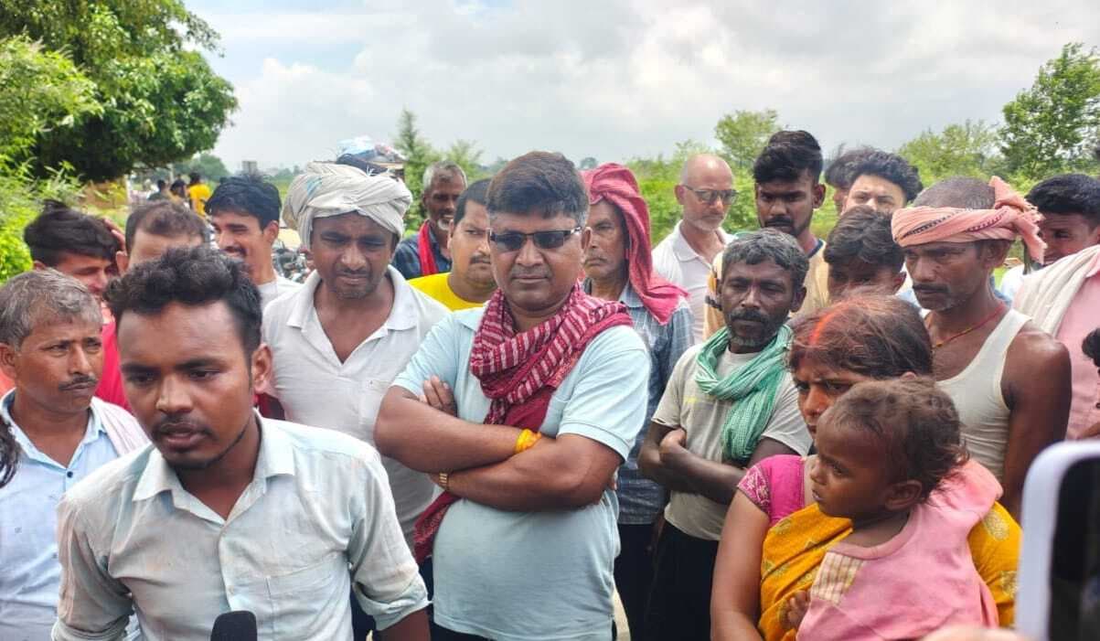 महिला से मिलने गये युवक की ग्रामीणों ने करायी जबरन शादी, पत्नी ने एसपी से लगायी गुहार