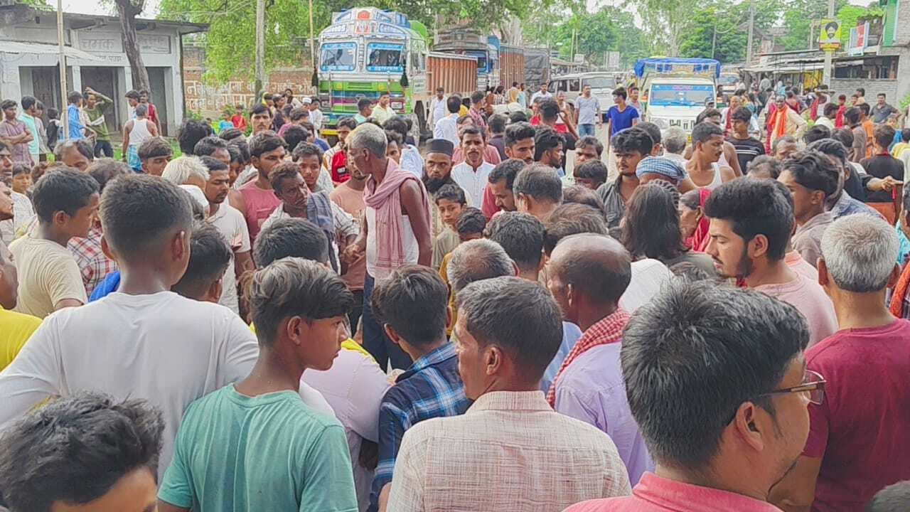 पुलिया के नीचे से व्यक्ति का शव बरामद, हत्या की आशंका, ग्रामीणों ने सड़क को किया जाम