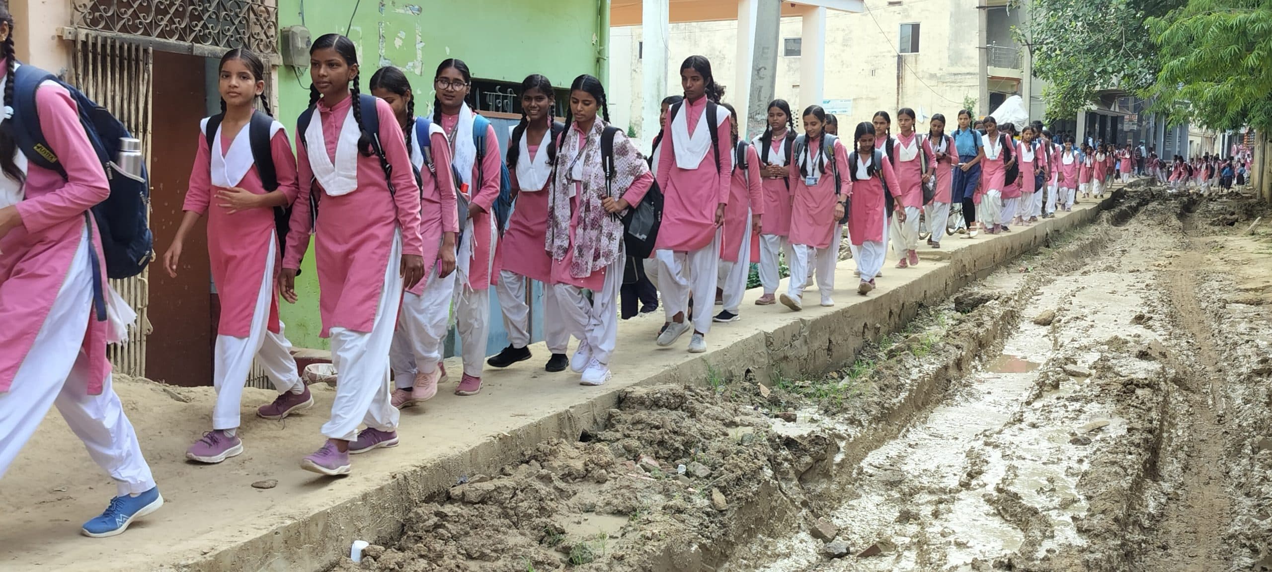 Kaimur  News : बालिका प्लस-टू स्कूल की मुख्य सड़क कीचड़ में तब्दील, नाले के रास्ते विद्यालय जा रहीं छात्राएं