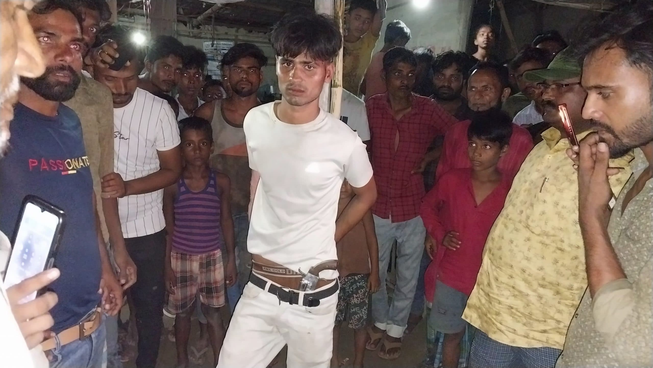 बदमाश को ग्रामीणों ने पकड़कर पुलिस को सौंपा