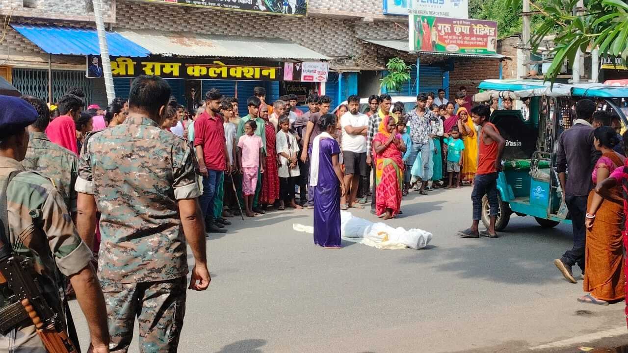 Deoghar News : दिनेश को मारी गयी थी पांच गोली, सड़क पर शव रखकर परिजनों ने किया जाम