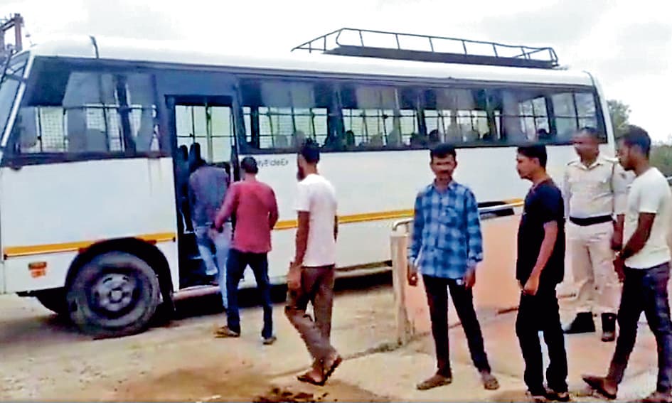 ओडिशा में 19 प्रवासी श्रमिक रिहा बस से बीरभूम के लिए हुए रवाना