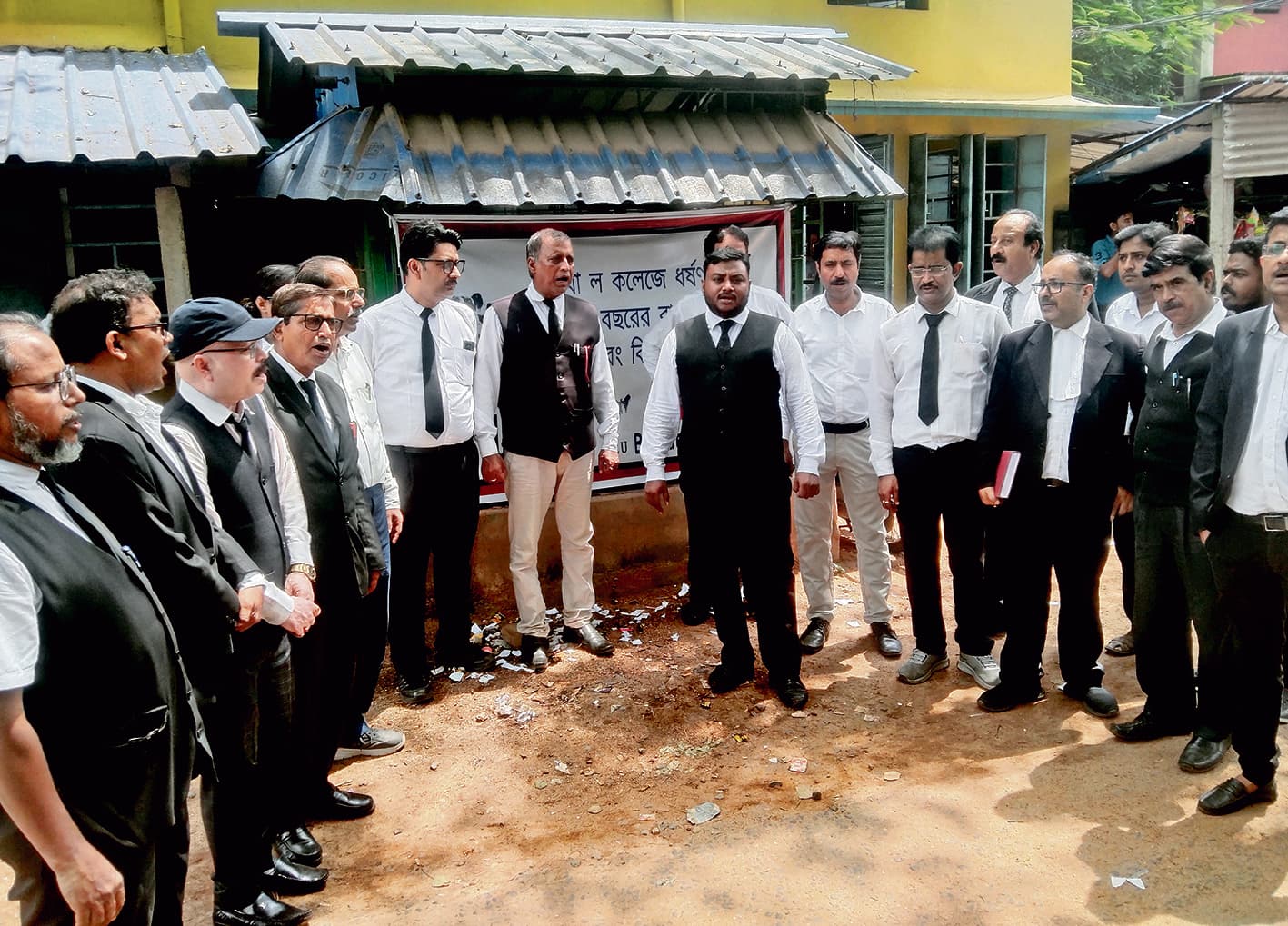 अदालत प्रांगण में ऑल इंडिया लॉयर यूनियन का प्रदर्शन