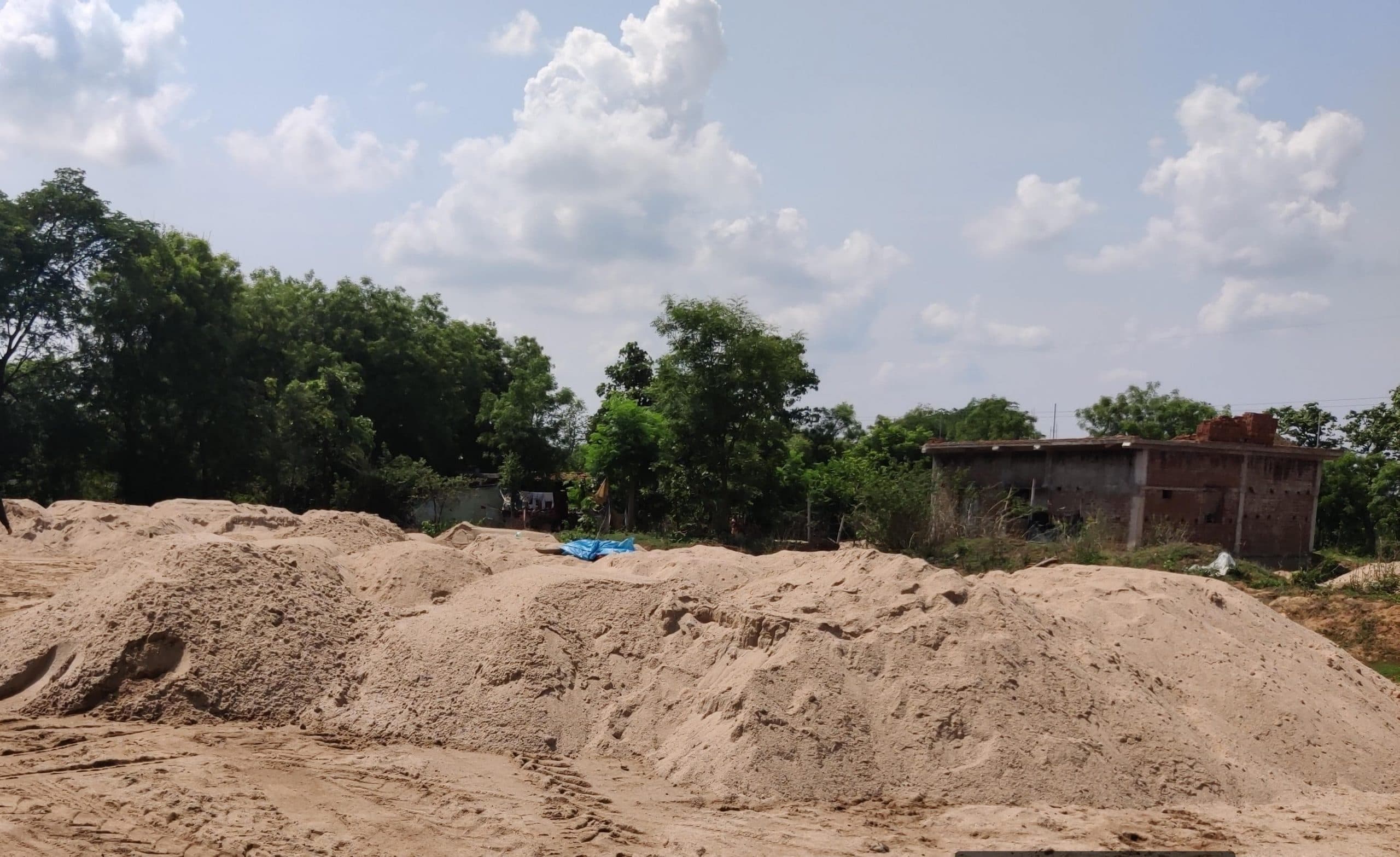 Seraikela Kharsawan News : अवैध बालू परिवहन पर कार्रवाई, टीम ने दो ट्रैक्टरों को पकड़ा