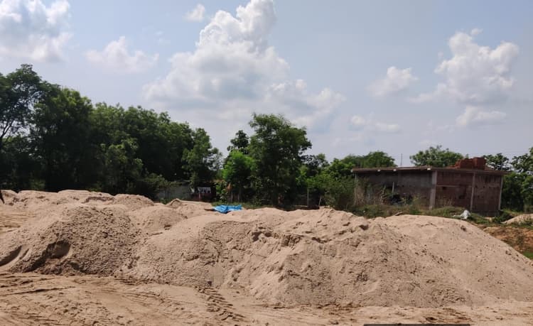 Seraikela Kharsawan News : अवैध बालू परिवहन पर कार्रवाई, टीम ने दो ट्रैक्टरों को पकड़ा