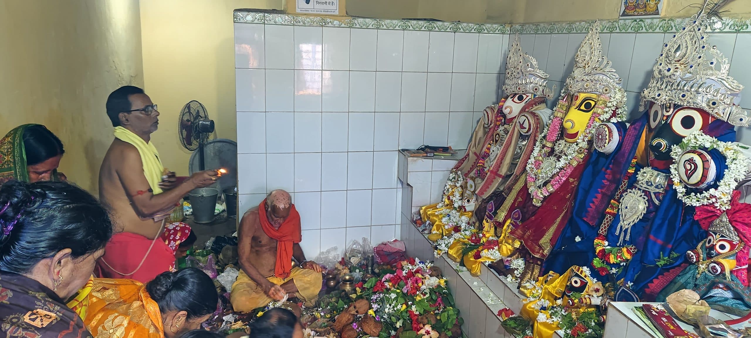 Seraikela Kharsawan News : प्रभु जगन्नाथ, बलभद्र व देवी सुभद्रा का भव्य श्रृंगार, भोग लगे