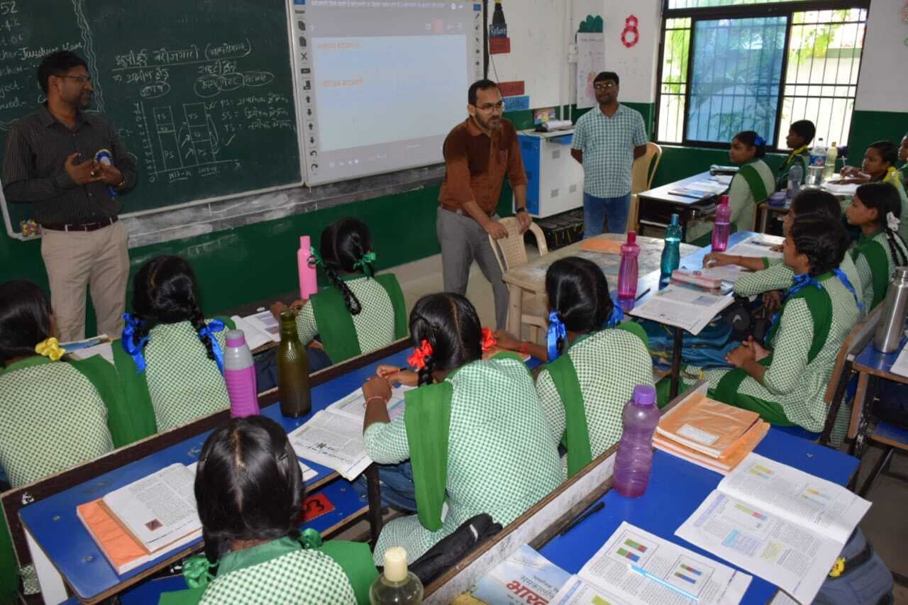 Seraikela Kharsawan News : उपायुक्त ने सीएम एक्सीलेंस स्कूलों का निरीक्षण कर छात्रों से किया संवाद