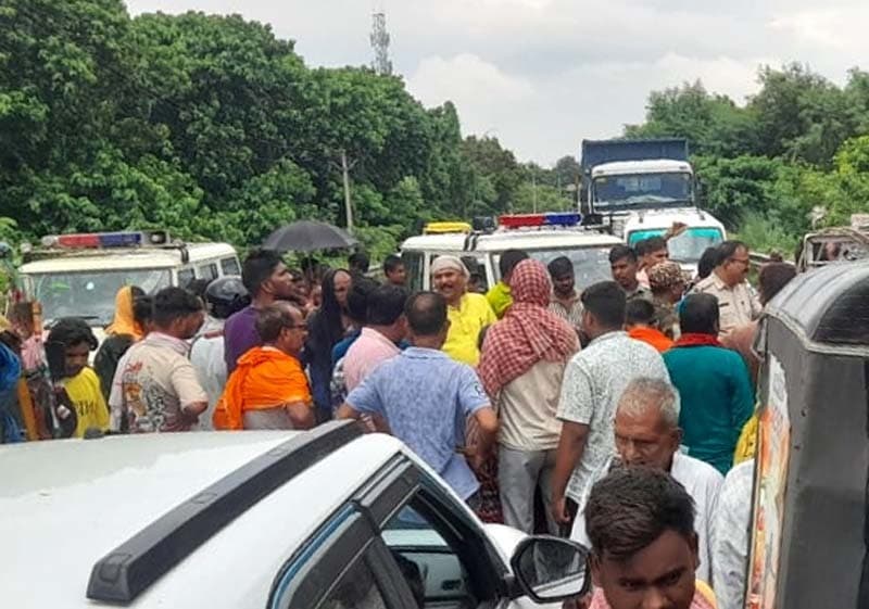 आरोपित की गिरफ्तारी नहीं होने से भड़के परिजनों ने किया एनएच-80 जाम