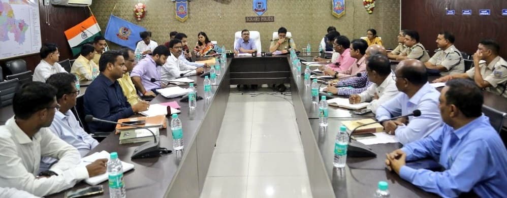 Bokaro News : अवैध खनन-परिवहन पर करें प्रभावी कार्रवाई : उपायुक्त