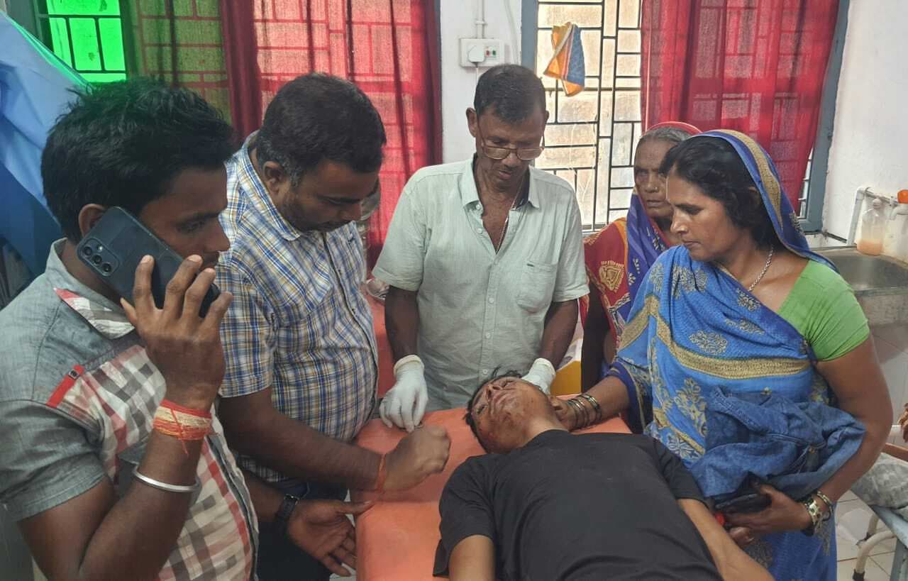 अनियंत्रित ट्रक की ठोक से बाइक सवार दो छात्र घायल