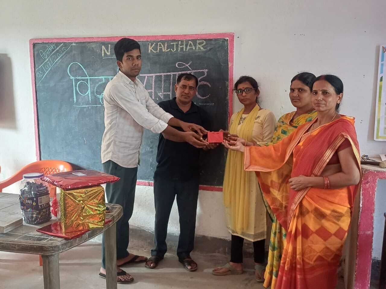 स्थानांतरित शिक्षिका को दी गयी विदाई