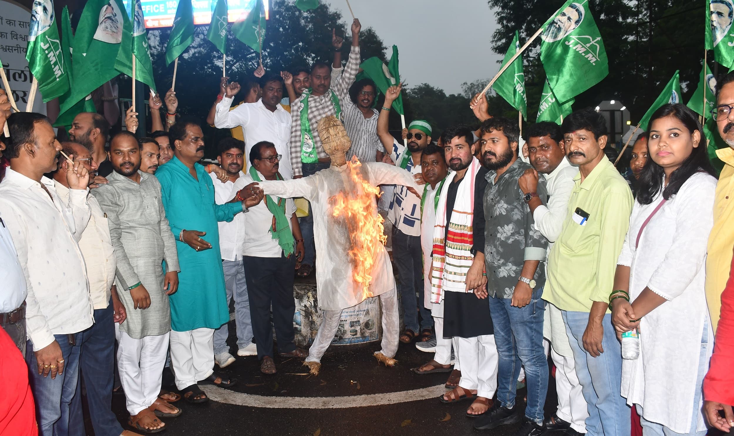 Bokaro News : झारखंड मुक्ति मोर्चा ने भाजपा का पुतला फूंका