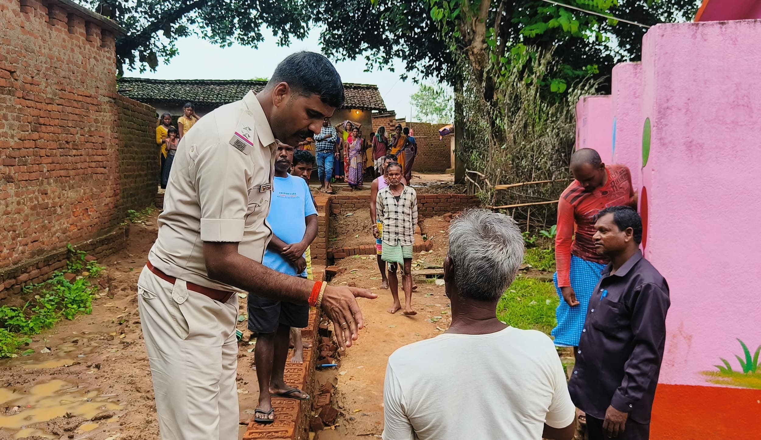 Bokaro News : रास्ता बाधित करने की शिकायत लेकर थाना पहुंचे ग्रामीण