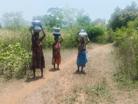 दूषित पानी पीने को मजबूर ग्रामीण