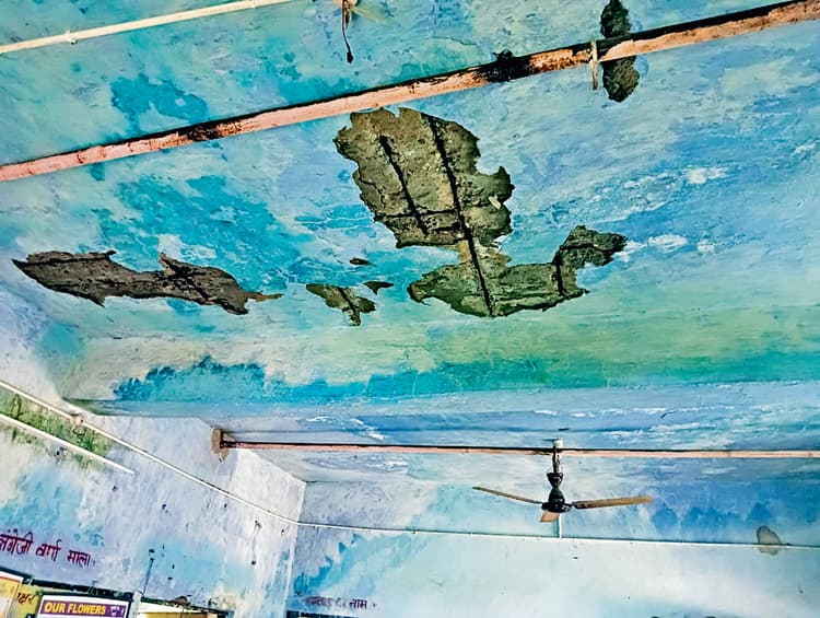 East Singhbhum News : बारोडांगुवा प्रावि का भवन जर्जर, गिर रहा छत का प्लास्टर