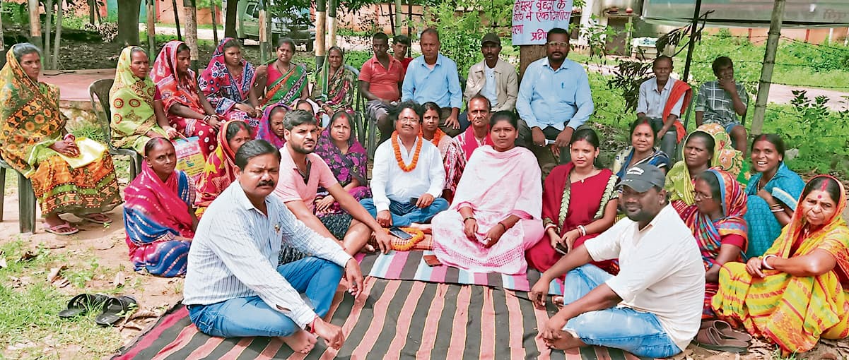 East Singhbhum News : अबुआ आवास योजना पर महंगी ईंट बनी बाधा, ब्लॉक पर धरना