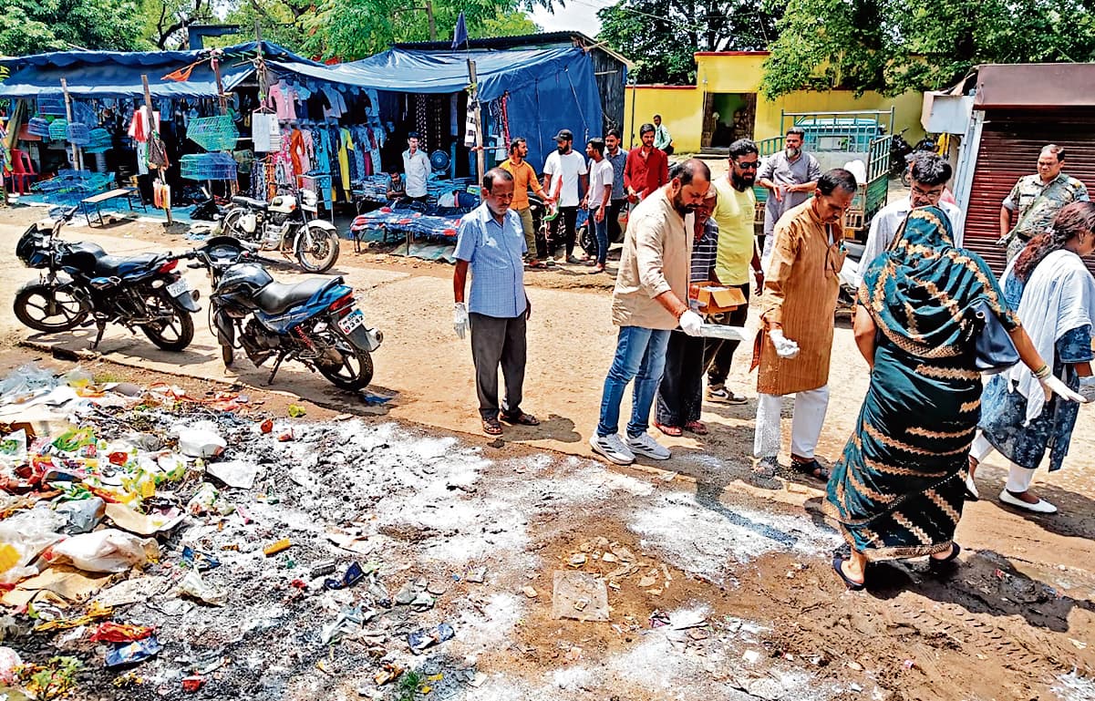 East Singhbhum News : कांग्रेस जिलाध्यक्ष आनंद बिहारी दुबे ने मुसाबनी का दौरा किया