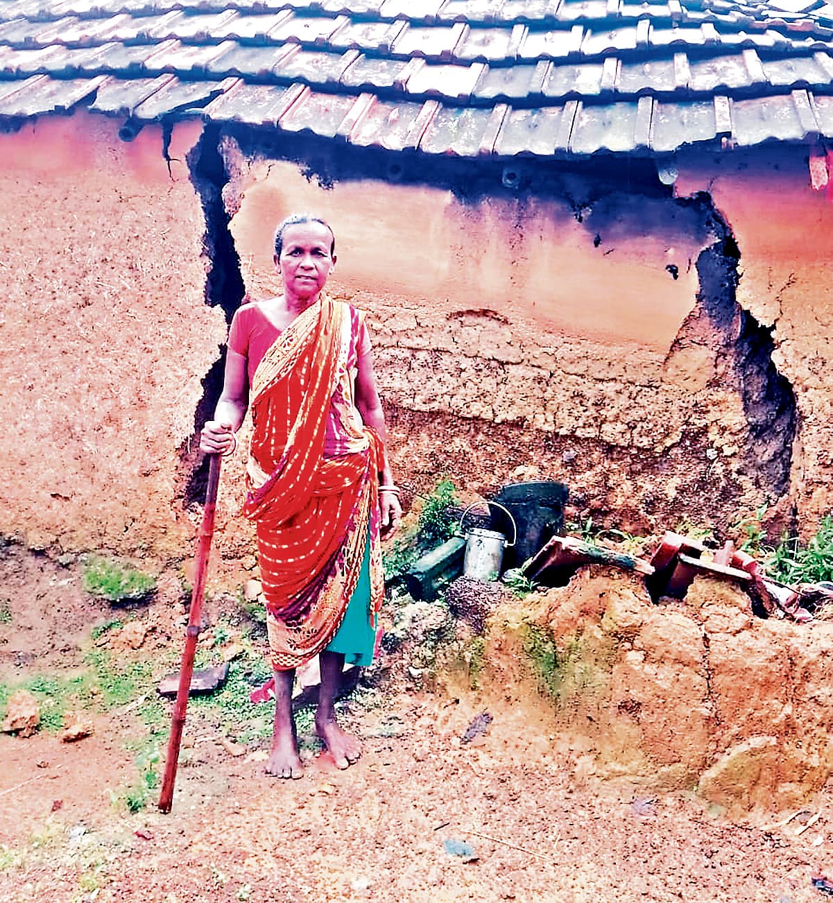 East Singhbhum News : लगातार बारिश से आमाडूबी में छह व नरसिंहगढ़ में तीन घर ध्वस्त