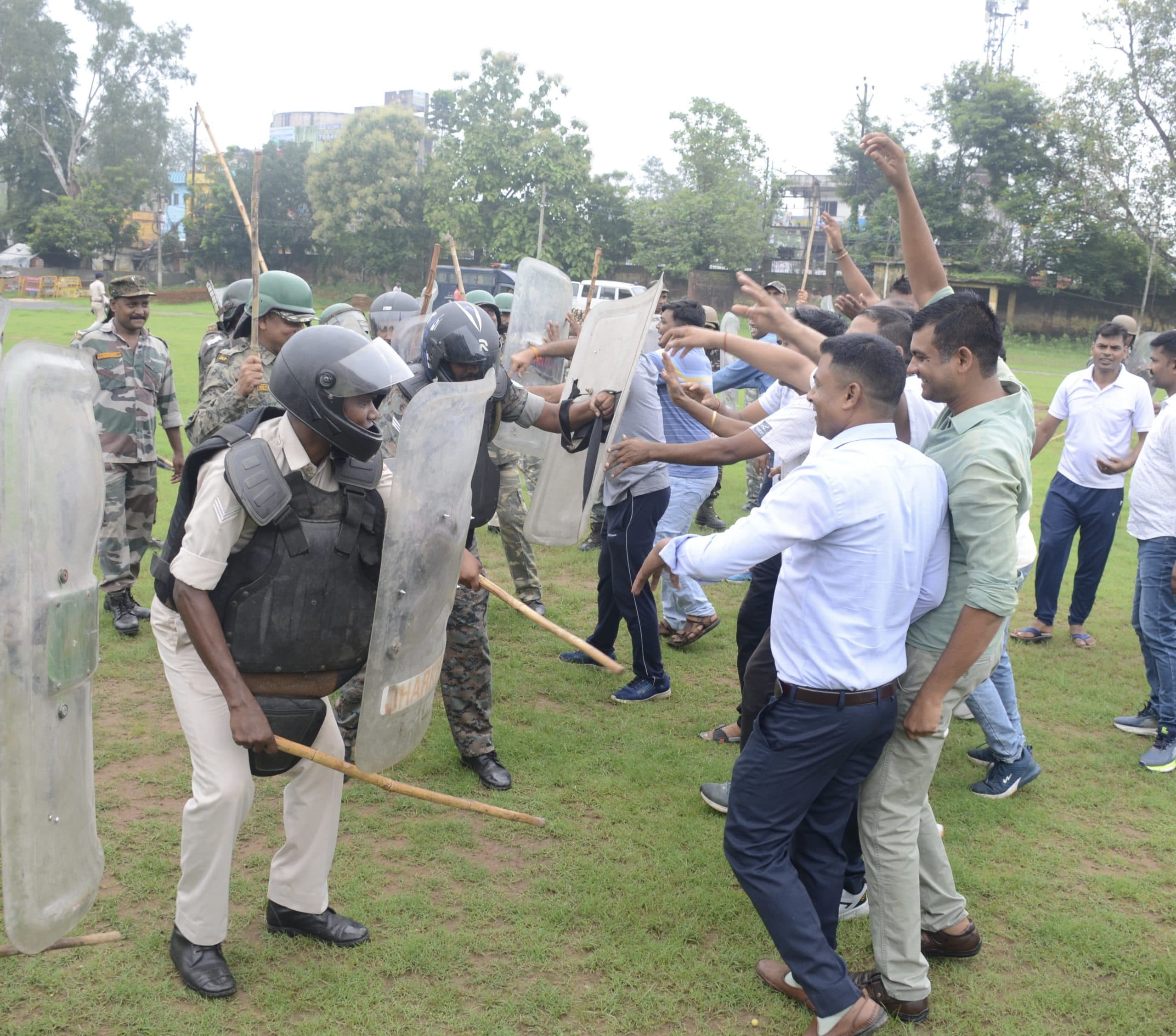Dhanbad News: मुहर्रम को लेकर पुलिस ने किया मॉक ड्रिल