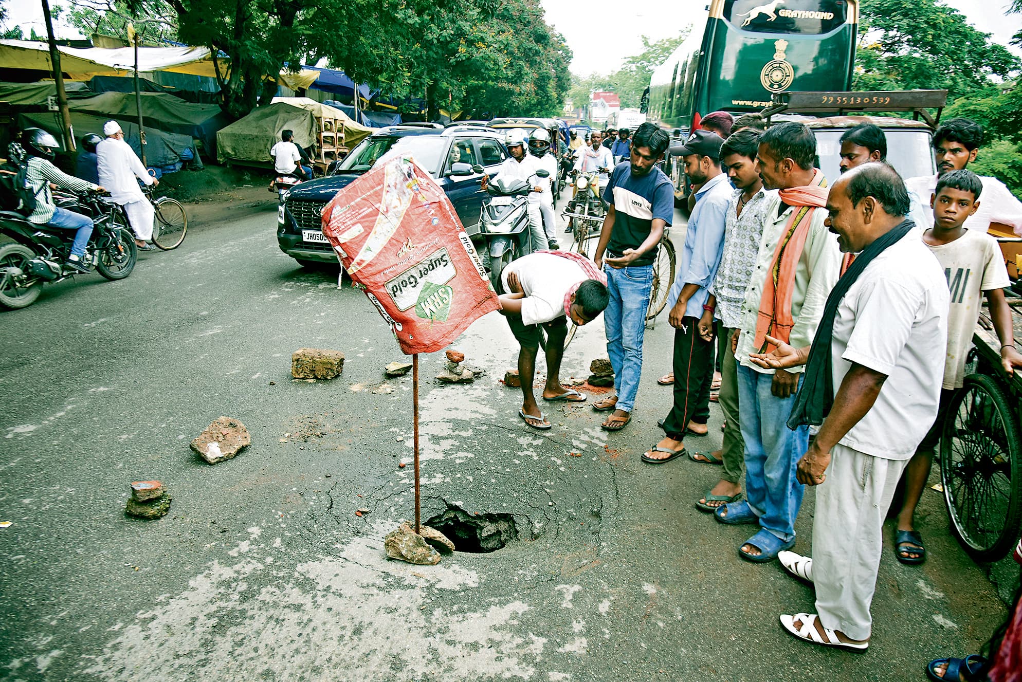 Jamshedpur News : साकची-एमजीएम मार्ग पर धंसी सड़क, दो बाइक सवार घायल