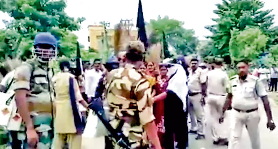 मंत्री सिद्दीकुल्ला चौधरी के काफिले पर भीड़ का हमला