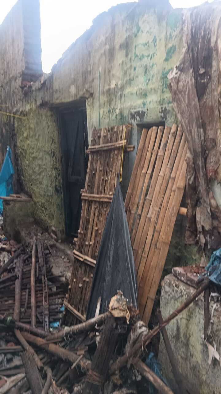 Dhanbad News : बारिश से घनुडीह में खपरैल का मकान गिरा, कोई हताहत नहीं