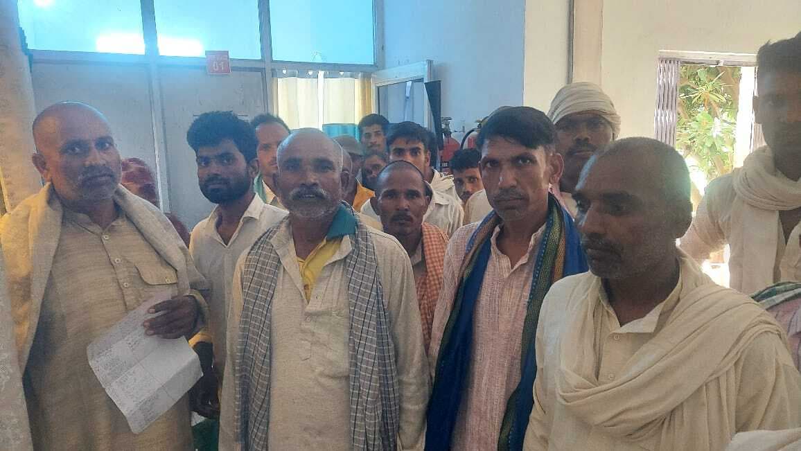 कोल्हुआ पंचायत में दो माह एक बार राशन देते हैं डीलर