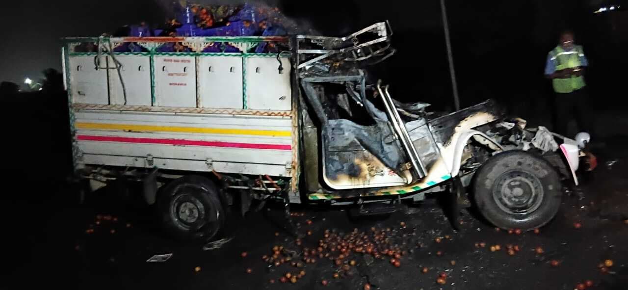 ट्रक में टक्कर लगने के बाद पिकअप में लगी आग, युवक झुलसा, दो जख्मी