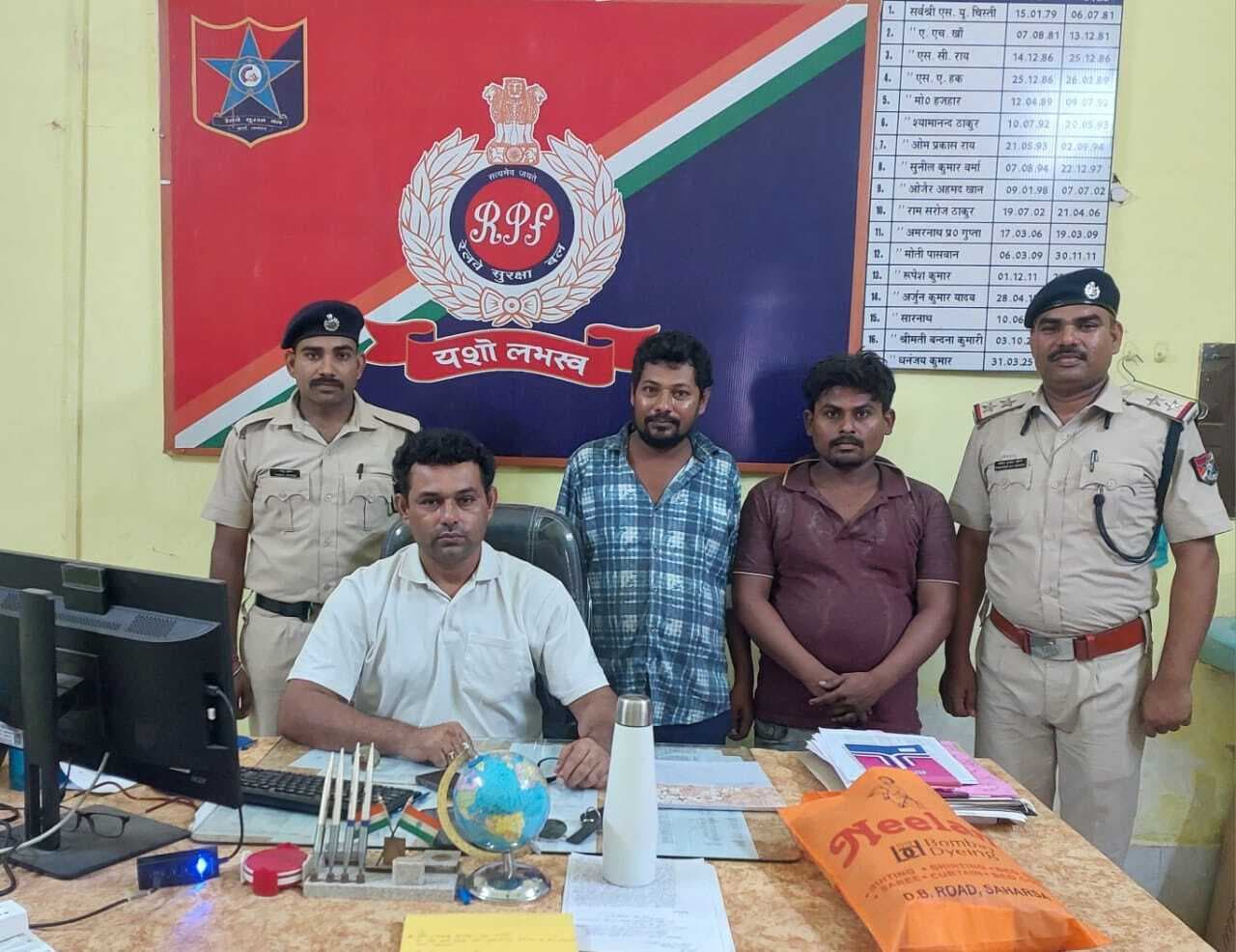 बीच रेलवे ट्रैक पर दो ई रिक्शा चालक गिरफ्तार