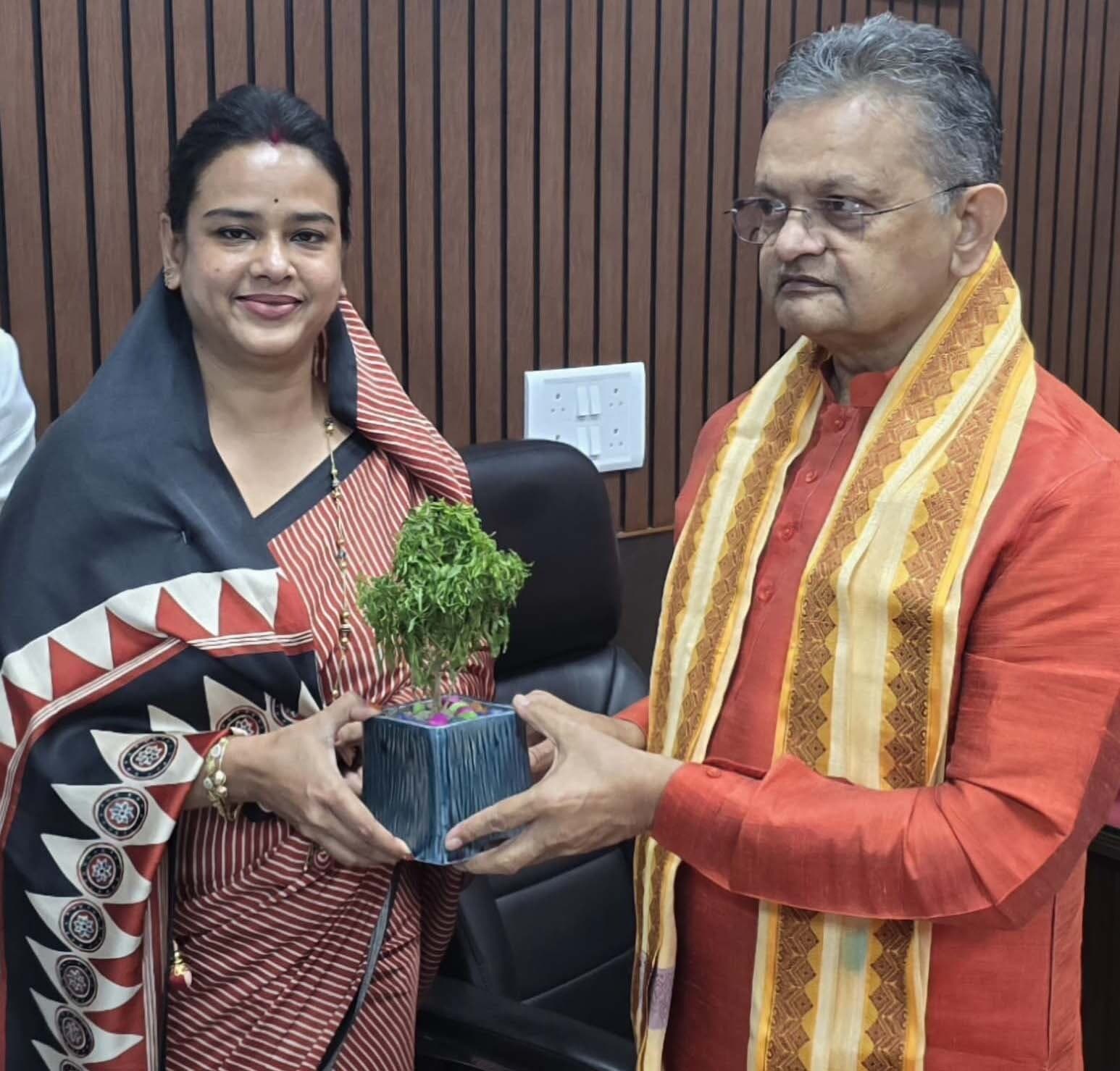 भीकू भाई से मिल पल्लवी गुप्ता ने की पार्टी की मजबूती पर चर्चा