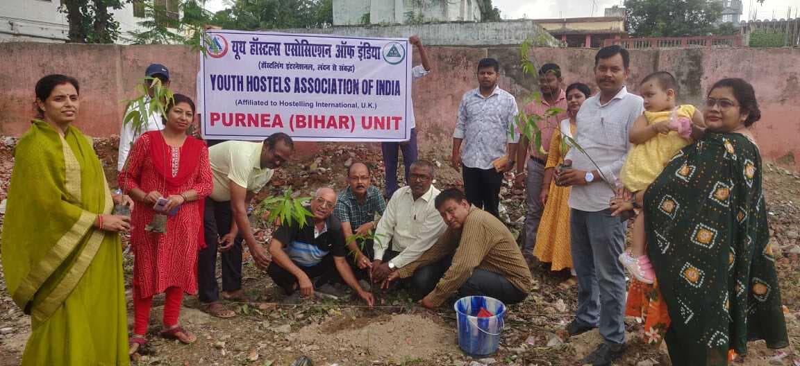पर्यावरण संरक्षित को लेकर यूथ हॉस्टल्स ने किया पौधरोपण