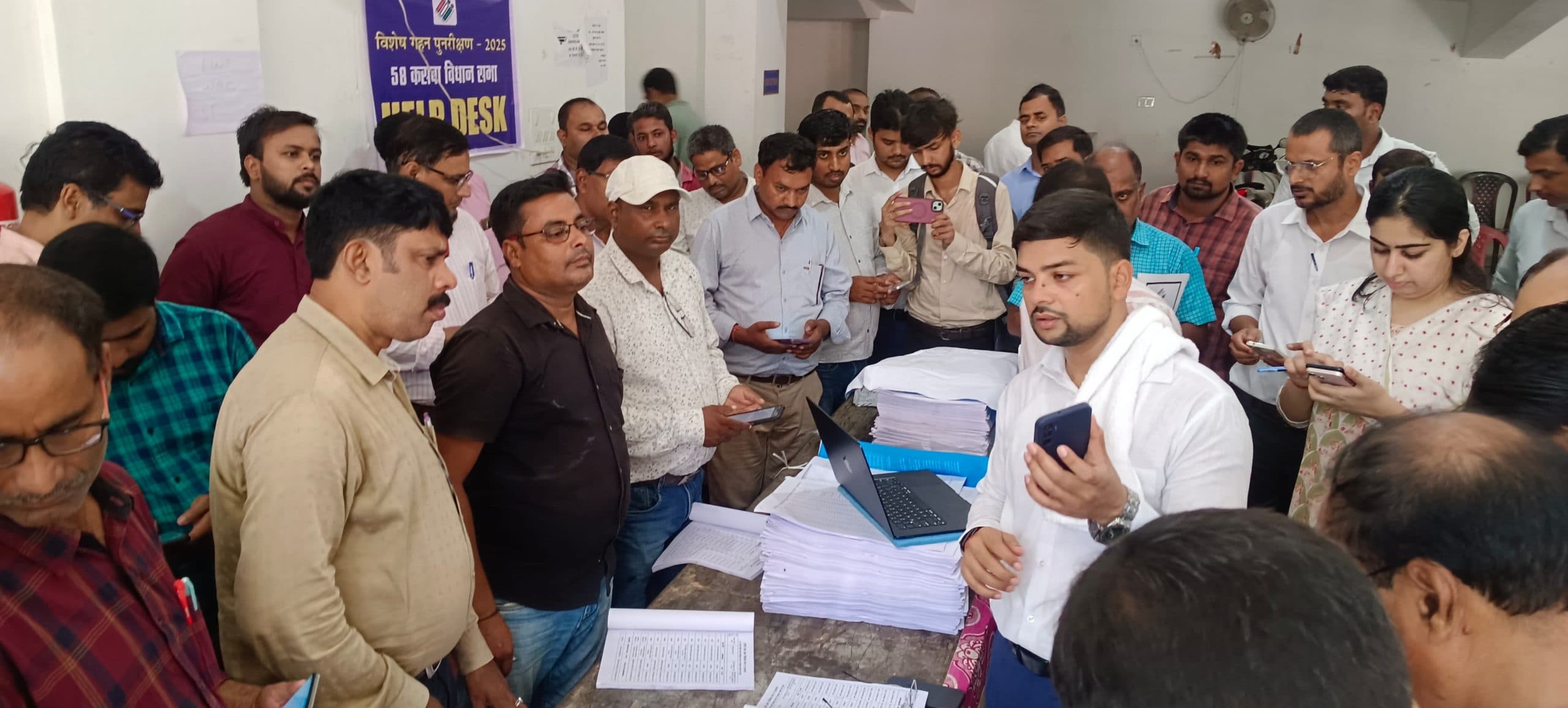 किसी के बहकावे में न आयें, लोकतंत्र की मजबूती में बने भागीदार : डीएम