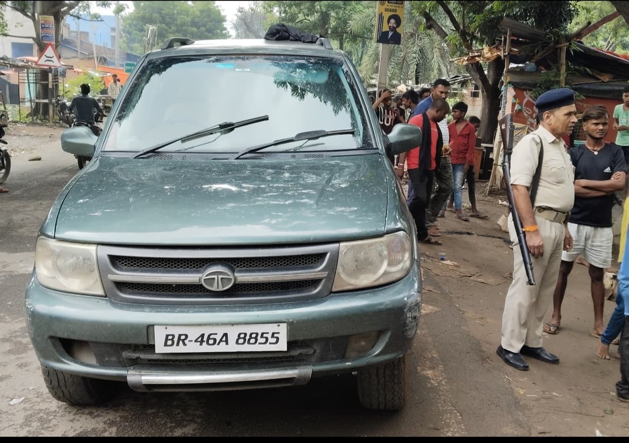 लग्जरी वाहन से चार कार्टन विदेशी शराब बरामद, चालक फरार