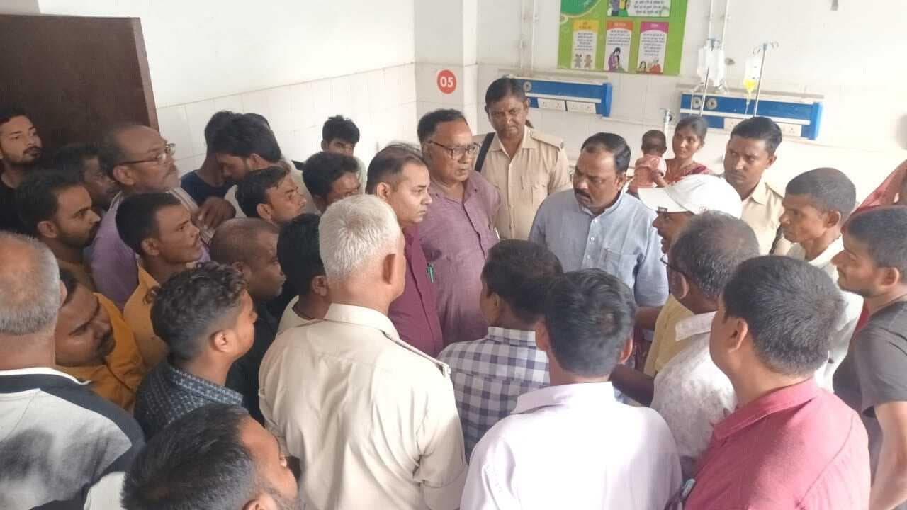 सर्पदंश से महिला की मौत पर अस्पताल में हंगामा