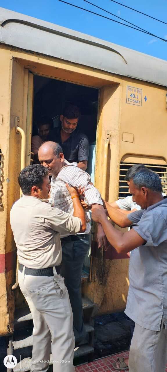 Samastipur News:सवारी ट्रेन में बेहोश मिला यात्री, नशाखुरानी का शक