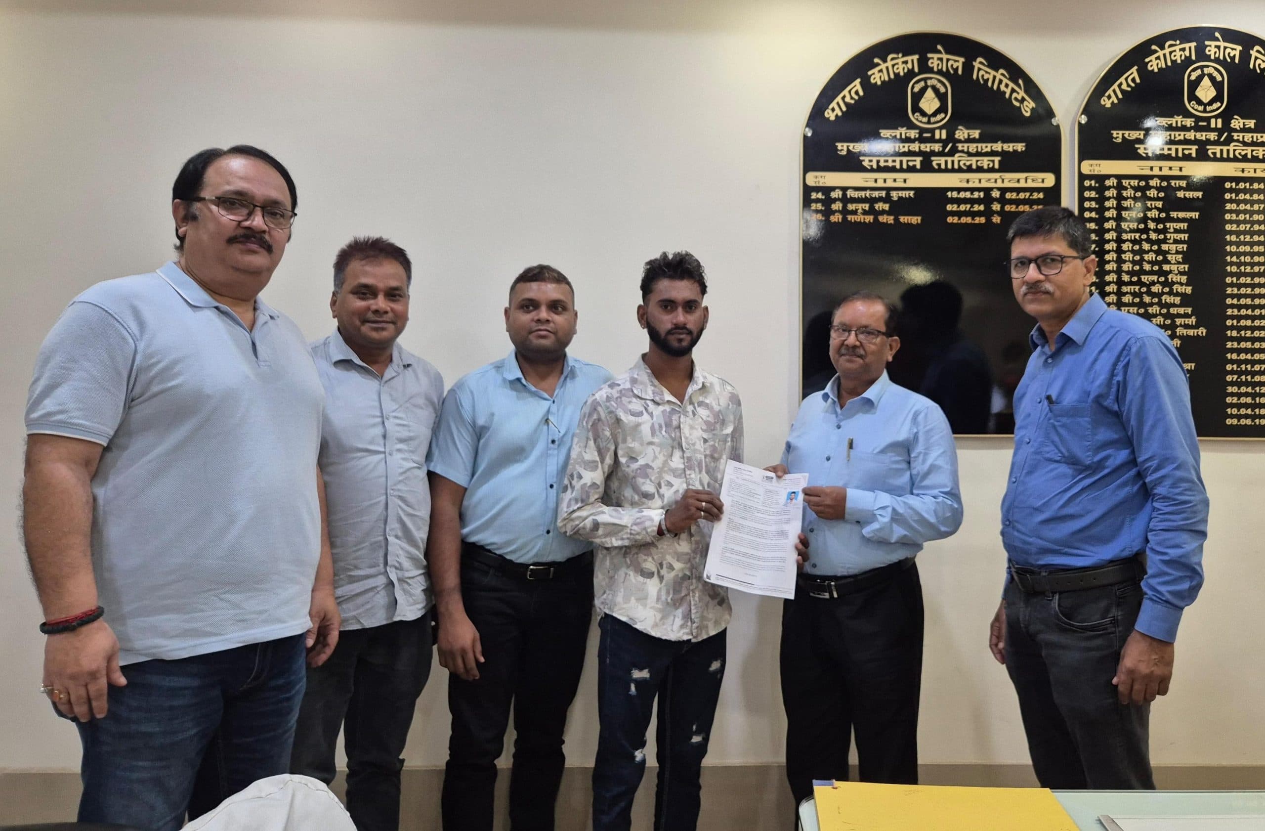 Dhanbad News : ब्लॉक दो जीएम ने चार मृत कर्मियों के आश्रितों को दिया नियुक्ति पत्र