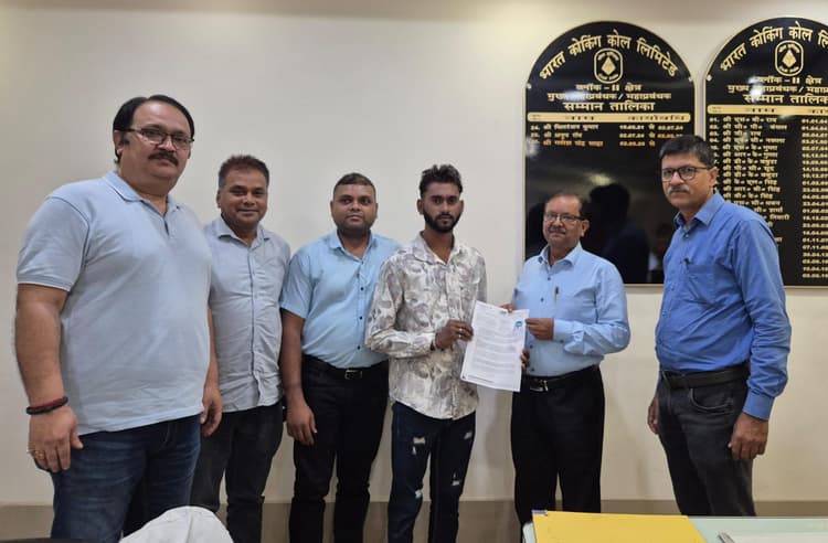 Dhanbad News : ब्लॉक दो जीएम ने चार मृत कर्मियों के आश्रितों को दिया नियुक्ति पत्र