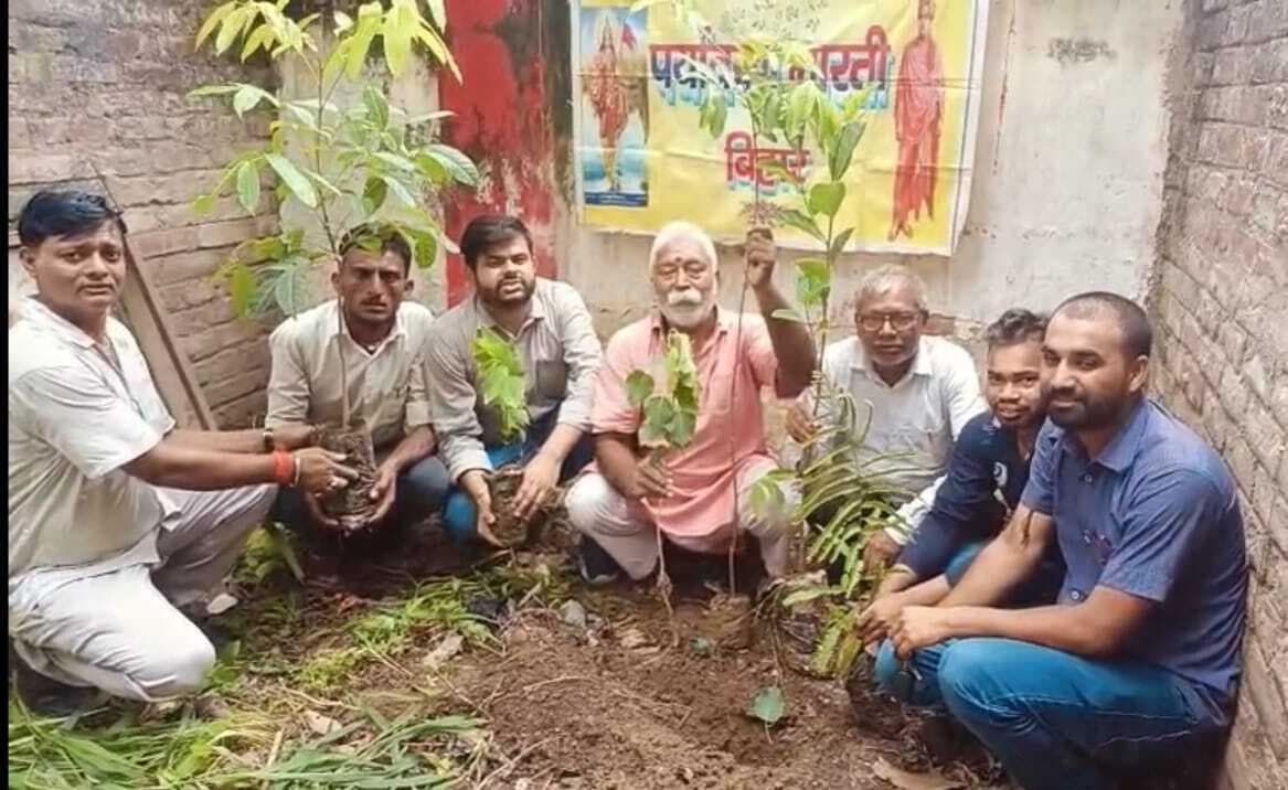 स्वतंत्रता सेनानी नानक सिंह की जयंती पर लगाये गये पौधे