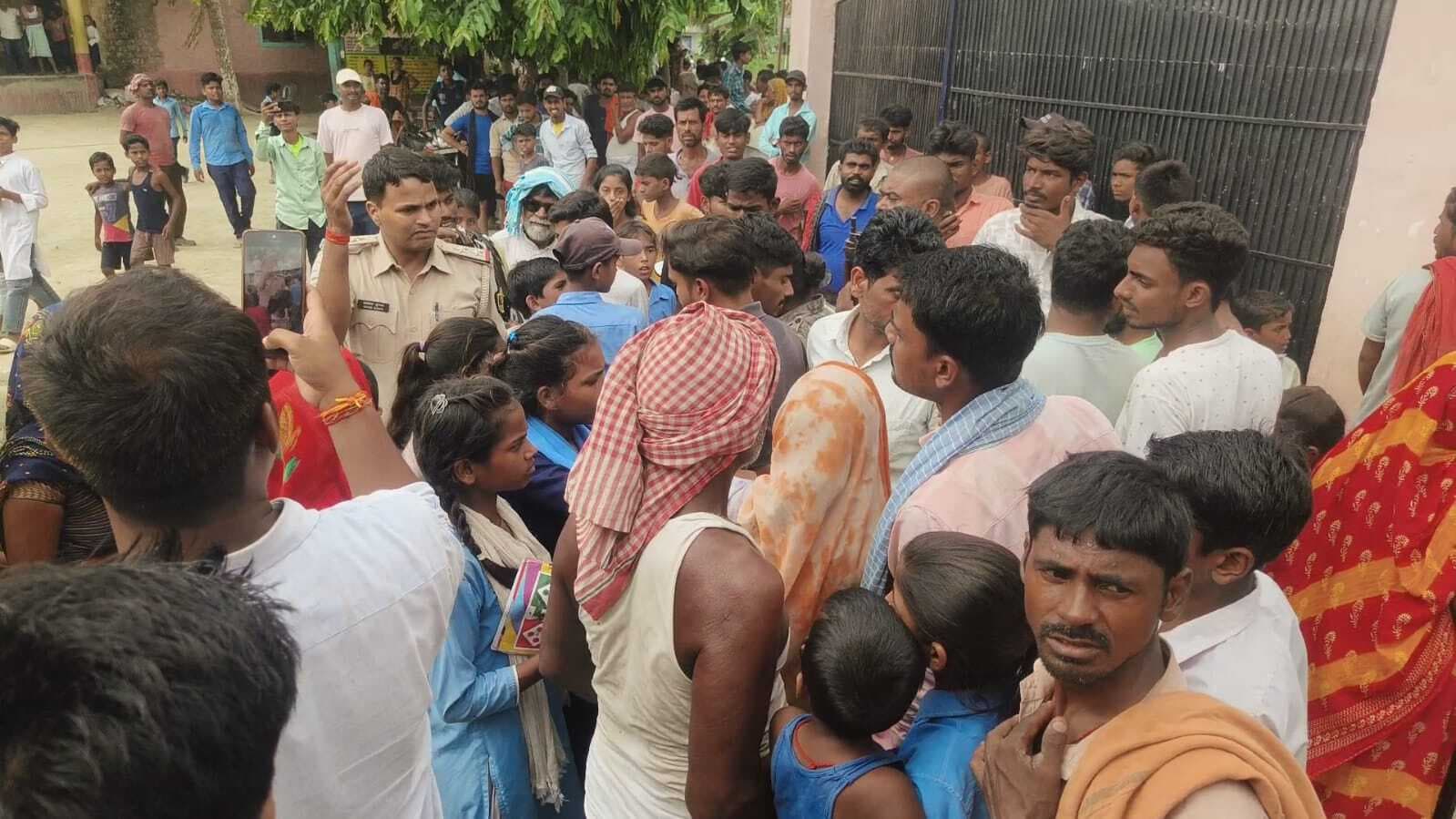 Samastipur News:छात्राओं की पिटाई करने वाले शिक्षक के खिलाफ ग्रामीणों में आक्रोश
