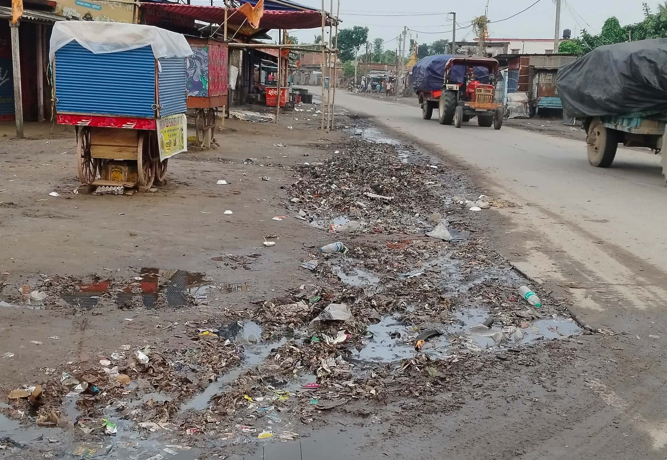 जलजमाव से काझा चौक पर स्थिति नारकीय, सड़क पर चलना हुआ दूभर