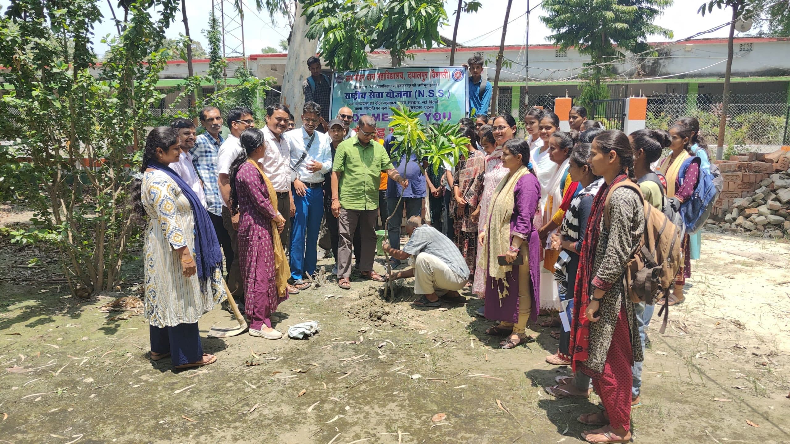 hajipur news. मानव के स्वास्थ्य के लिए पौधारोपण अति आवश्यक : प्राचार्य