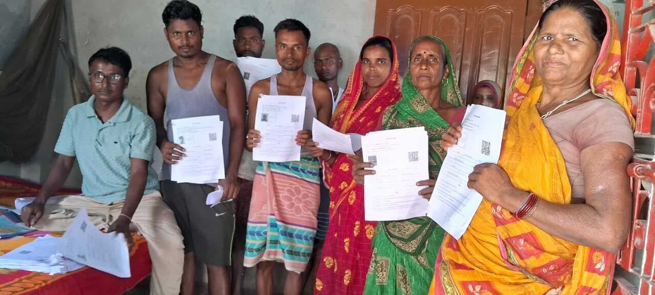 बीएलओ  घर-घर जाकर बांट रहे गणना प्रपत्र