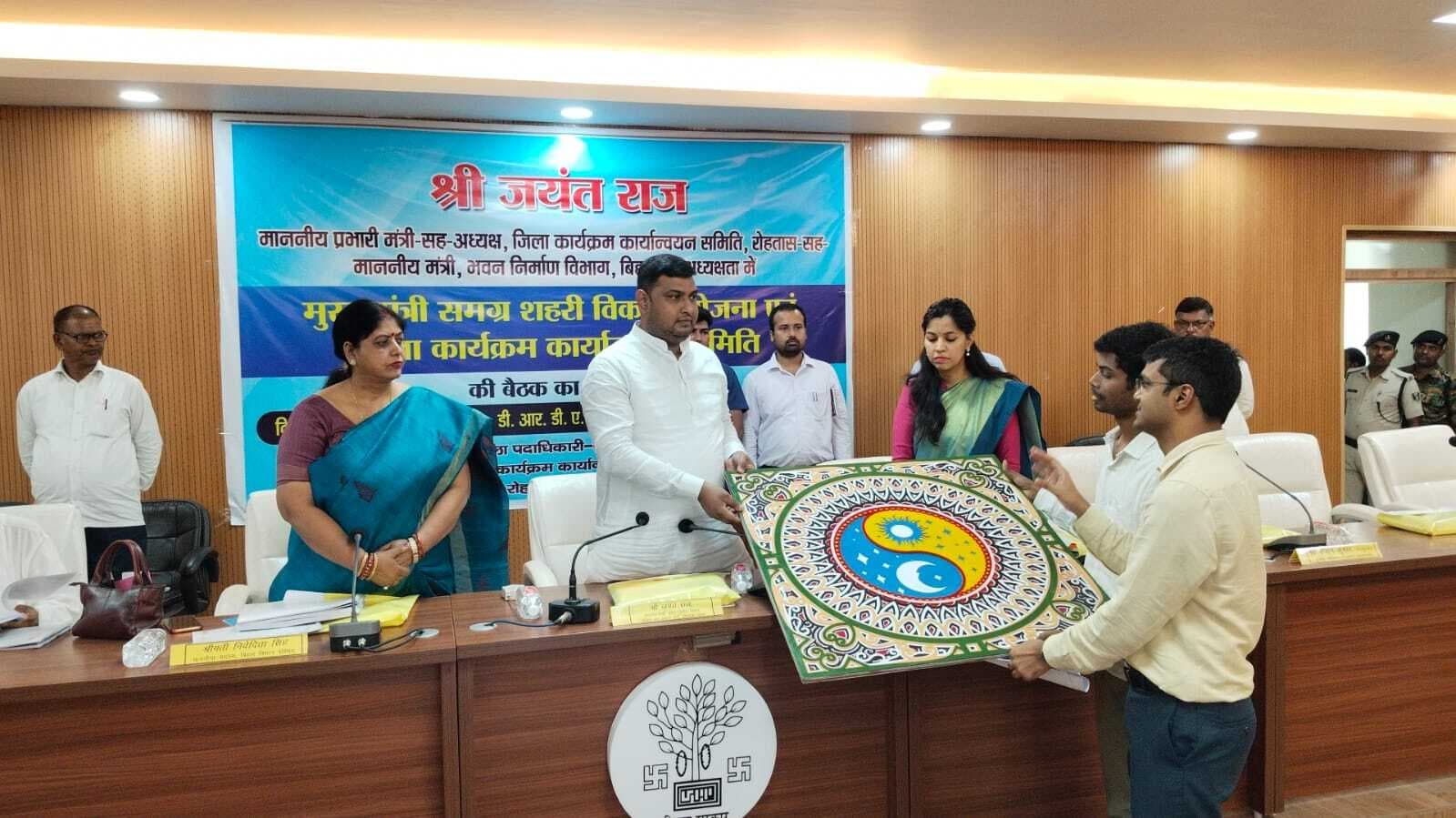 समग्र शहरी विकास योजनाओं को गति दें -  प्रभारी मंत्री