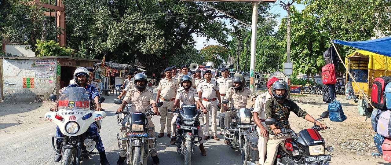 Motihari: मुहर्रम को लेकर पुलिस ने किया फ्लैग मार्च