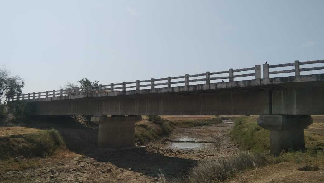 छेर नदी पर बना पुल उद्घाटन के वर्षों बाद भी संपर्क पथ से नहीं जुड़ा