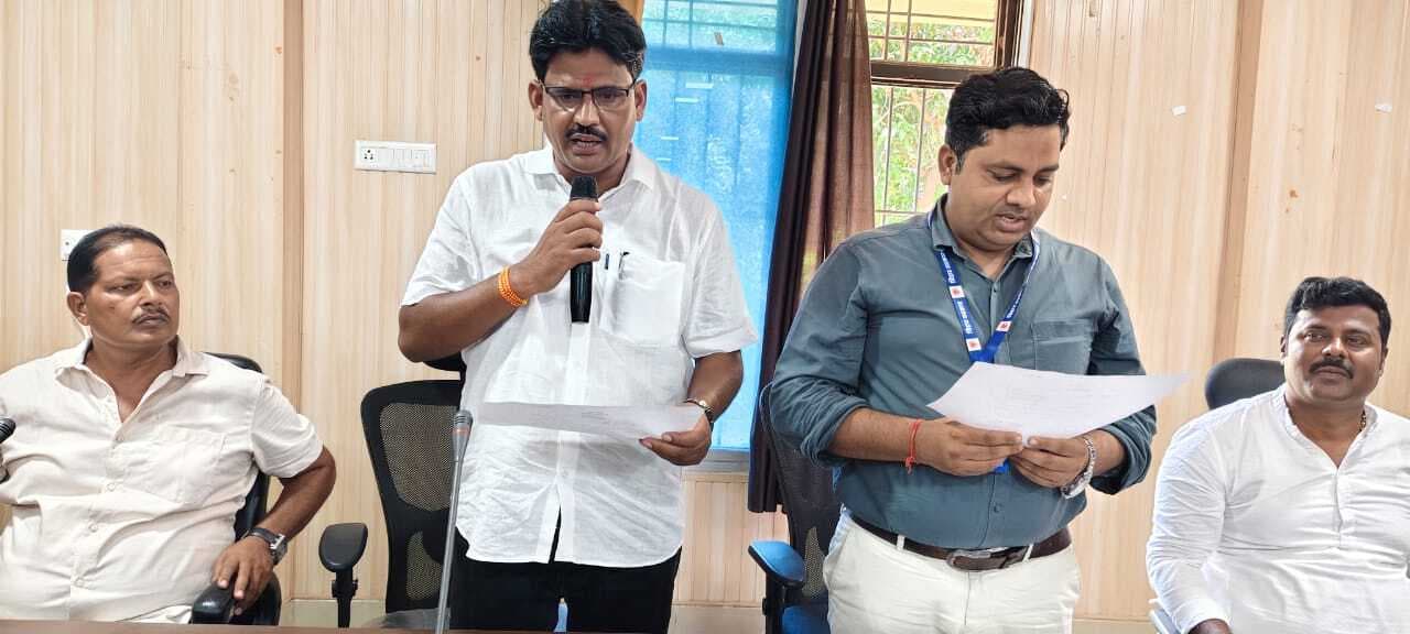 तीन मतों से हारे, कोर्ट के आदेश पर फिर जीते मुखिया चंद्रकांत सिंह ने ली शपथ, कुचायकोट प्रखंड कार्यालय में शपथ ग्रहण समारोह का आयोजन